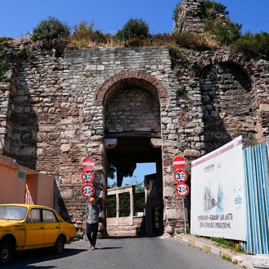 İstanbul'un İlk Kuşatmasında Şehit Düşen Sahabelerin Kapısı: Eğrikapı