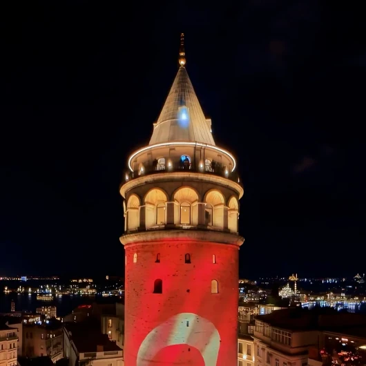 İstanbul'un Kurtuluşunun 103. Yılı: Galata Kulesi Türk Bayrağı ile Işıklandırıldı