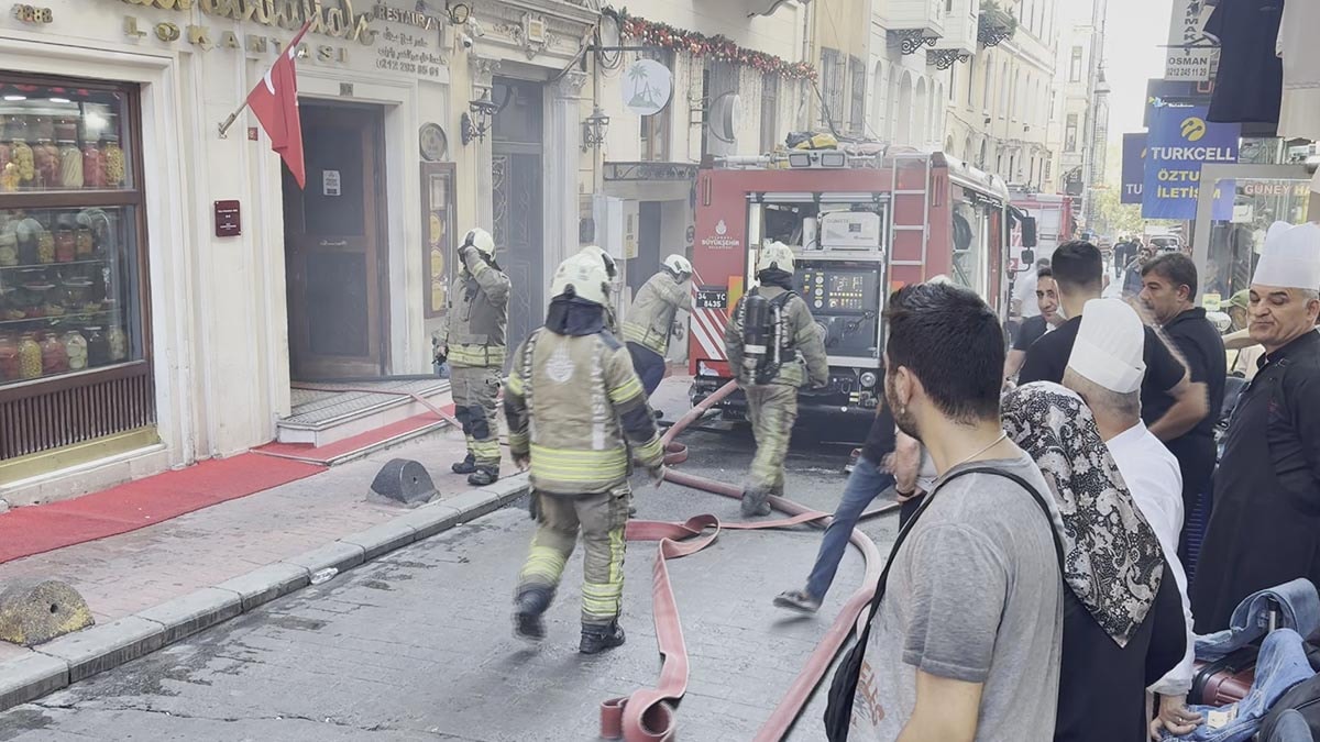İstiklal Caddesi'ndeki AVM'de Yangın Panik Yarattı