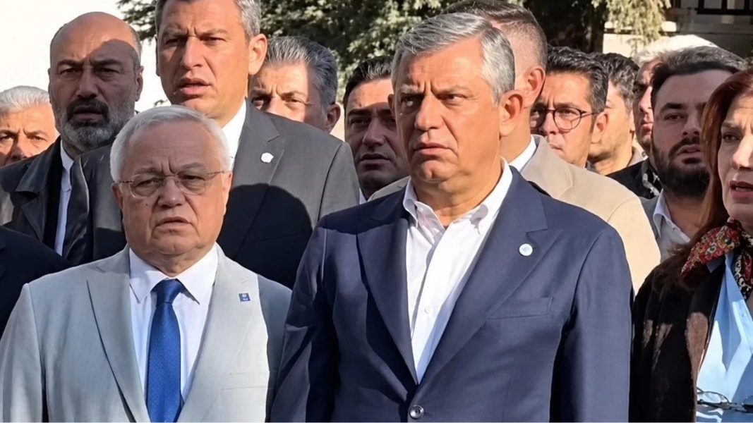 İstiklal Marşı sırasında çığlık: Özgür Özel şaşkın