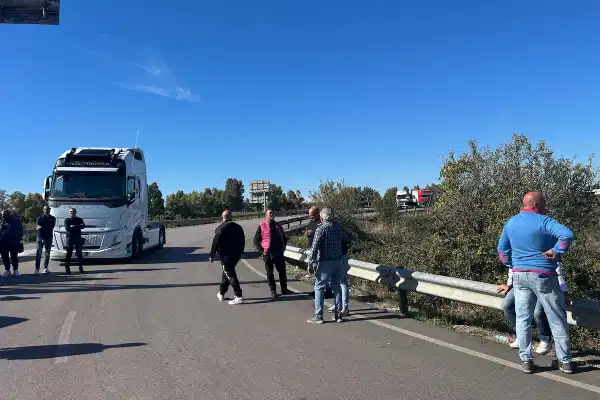 İtalya'da Akaryakıt Protestoları: Şoförler Yolları ve Limanları Kapattı