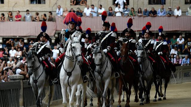 İtalya'da Cumhuriyet Bayramı öncesi süvari atları kaçtı