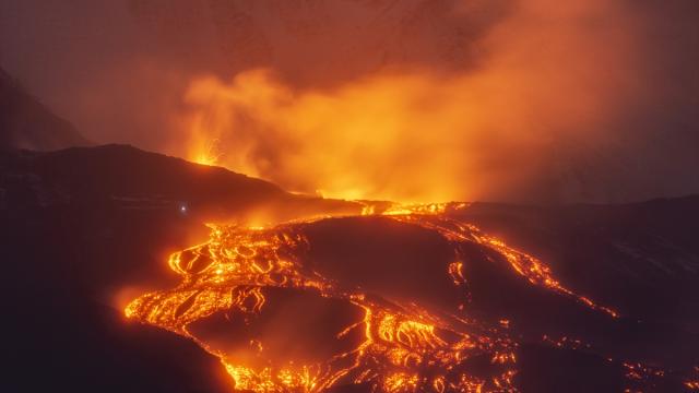 İtalya'da Etna Yanardağı Kül Püskürttü: Uçuşlar Aksadı