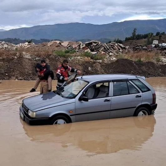 İtfaiyeci sırtında taşıdı: Hatay'da mahsur çocuk kurtarıldı