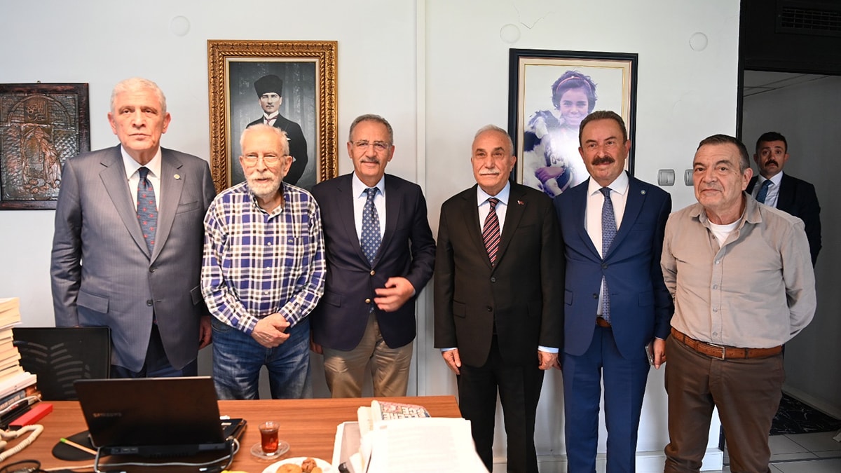 İYİ Parti Lideri Çarşı Esnafını Gezdi, Çayını SÖZCÜ'de İçti