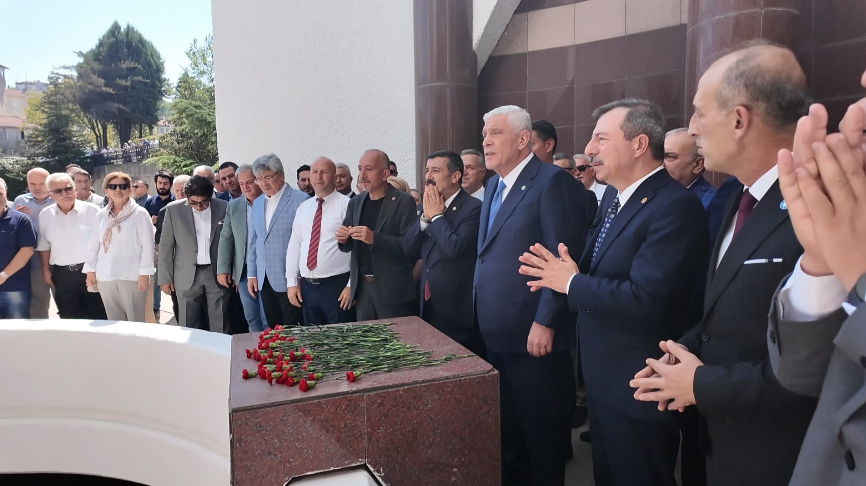 İYİ Parti Lideri Dervişoğlu, Bursa'da Celal Bayar'ın Kabrini Ziyaret Etti