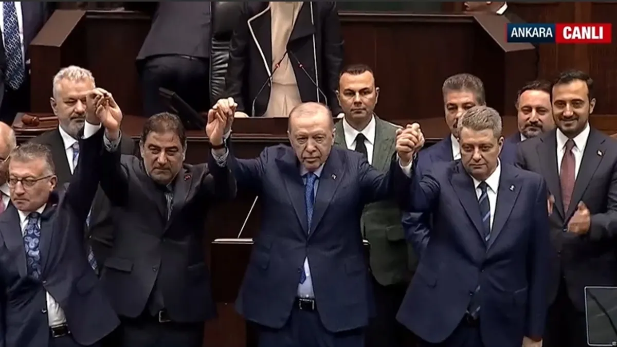 İYİ Parti'den istifa eden Ersin Beyaz AK Parti'ye katıldı, rozetini Cumhurbaşkanı Erdoğan taktı
