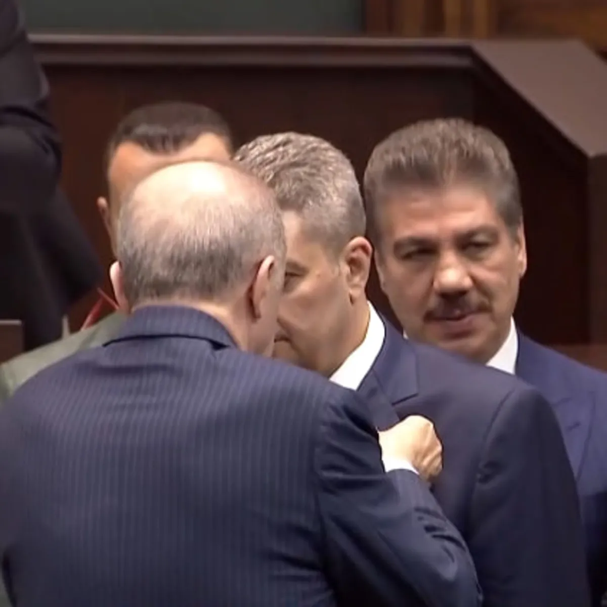 İYİ Parti'den istifa eden Ersin Beyaz AK Parti'ye katıldı, rozetini Erdoğan taktı