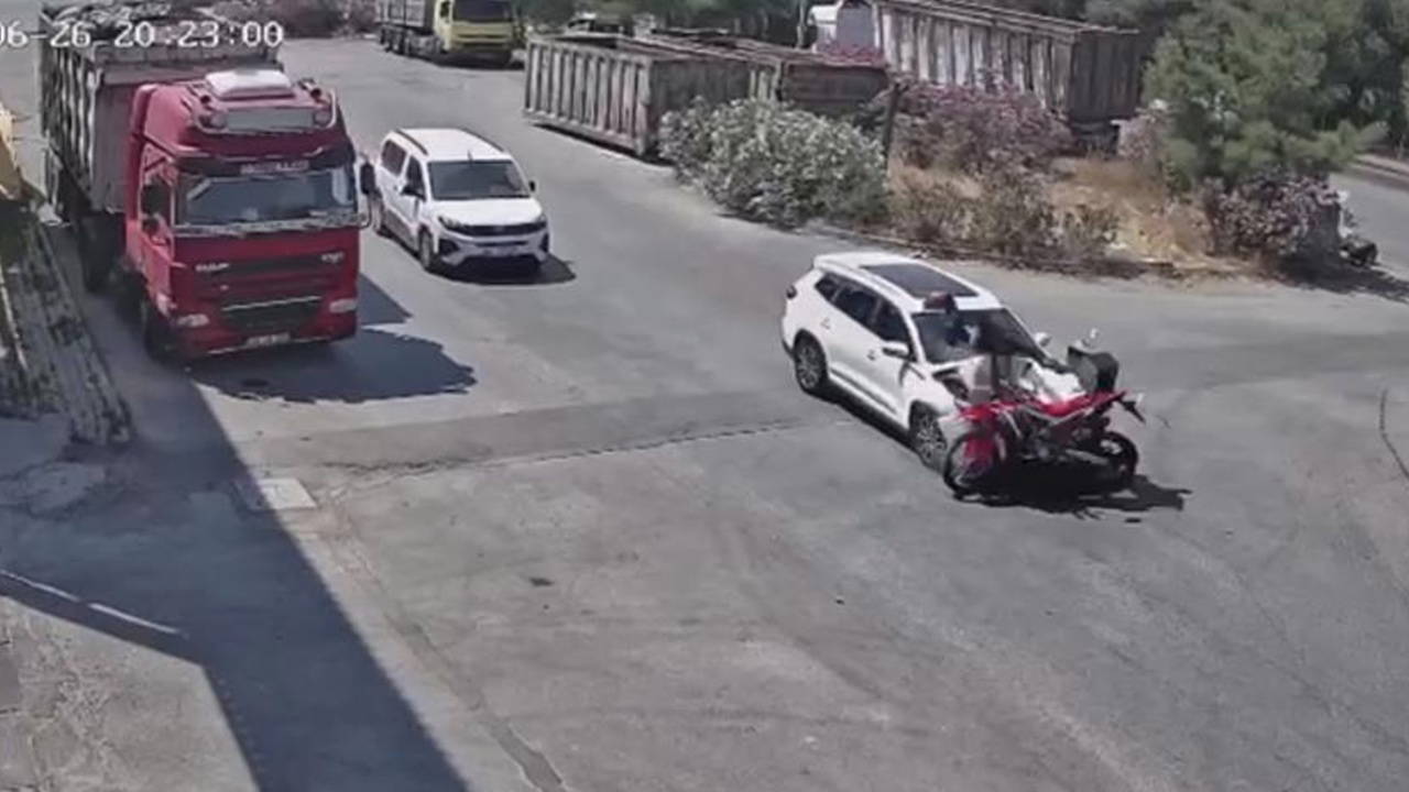İzmir'de 15 yaşındaki çocuğun kullandığı otomobil motosiklete çarptı: Sürücü kritik