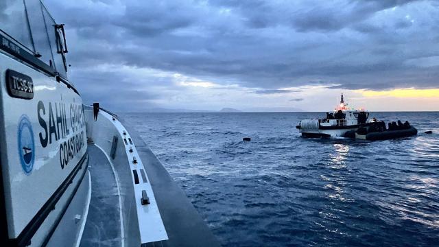 İzmir Açıklarında 17 Düzensiz Göçmen Son Anda Kurtarıldı