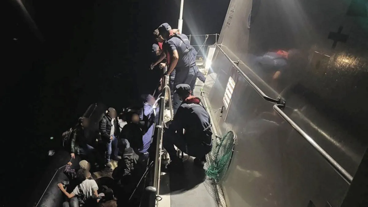 İzmir açıklarında düzensiz göç operasyonu: 104 göçmen yakalandı
