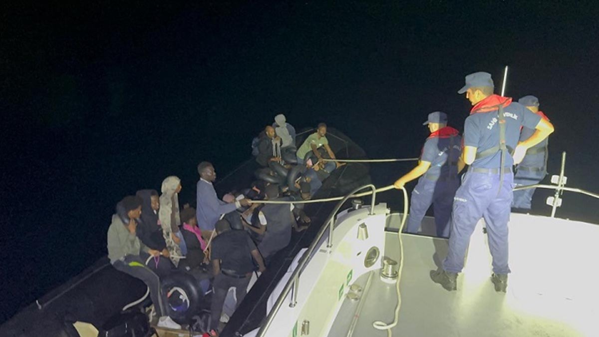 İzmir açıklarında onlarca düzensiz göçmen yakalandı