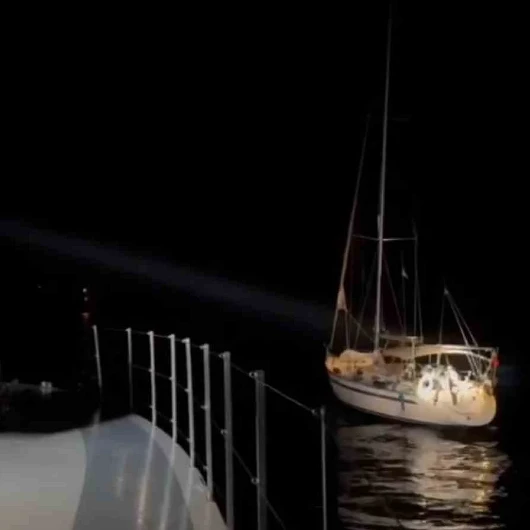 İzmir Açıklarında Yelkenli Teknede 11 Göçmen ve 2 Kaçakçı Yakalandı