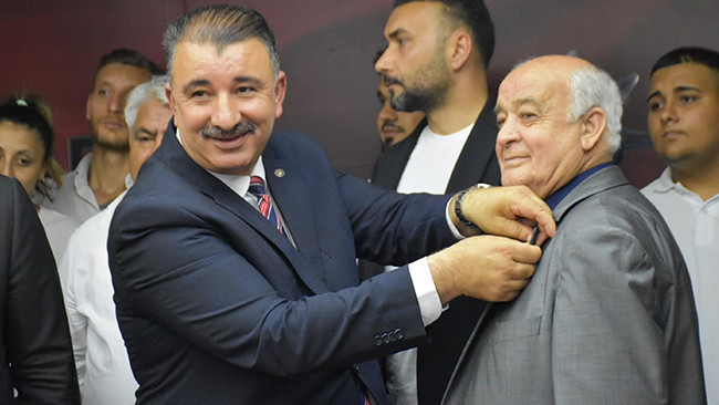 İzmir'de 370 kişi AK Parti'ye katıldı: Rozet töreni yapıldı