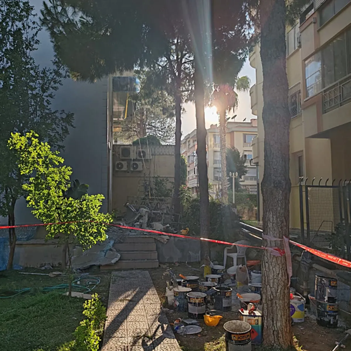 İzmir'de apartman tadilatında iskele devrildi: 3 işçi yaralandı