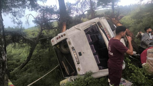 İzmir Bayındır'da tarım işçileri midibüsü devrildi: 22 yaralı