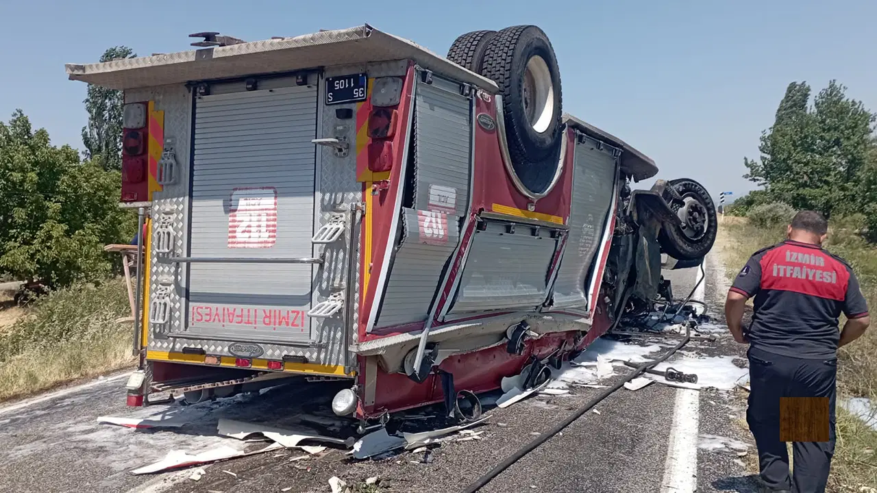 İzmir Bergama'da İtfaiye Aracı Devrildi: 2 Yaralı