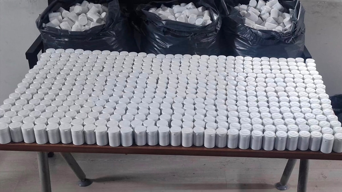 İzmir'de Polisten Kaçan Şüphelinin Aracında Silah ve Uyuşturucu Çıktı
