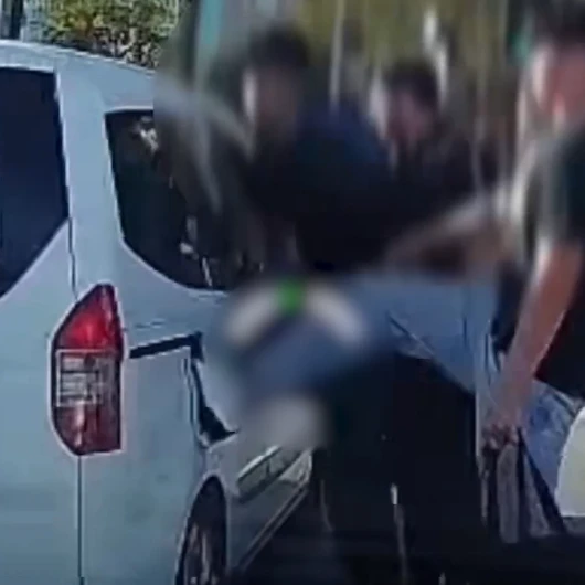İzmir'de Trafik Tartışması Kavgaya Dönüştü: Sürücüye Saldırı Kamerada