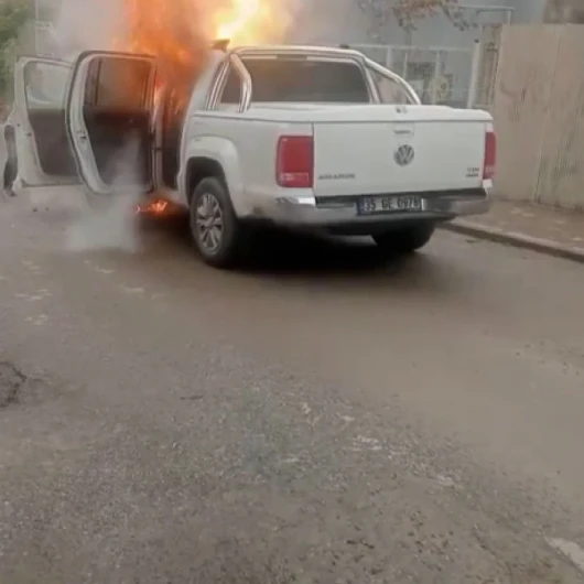 İzmir Buca'da Seyir Halindeki Araç Alev Aldı: Patlama Anı Kamerada