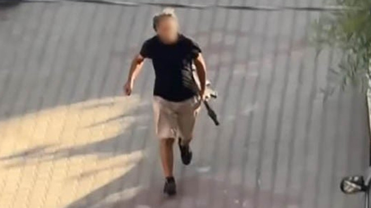 İzmir Buca'da pompalı tüfekli saldırı: Sokak ortasında dehşet anları kamerada