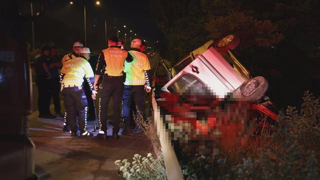 İzmir Buca'da Su Kanalına Giren Araç Takla Attı: 2 Kişi Hayatını Kaybetti