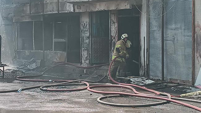 İzmir Buca'da Sünger Deposunda Yangın: İtfaiye Olay Yerinde