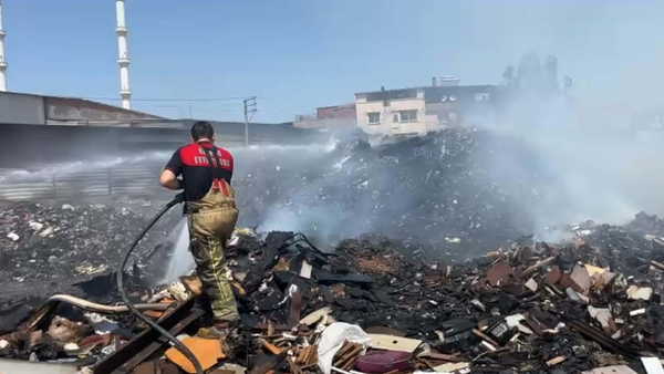 İzmir Buca'da çöplük yangını paniği