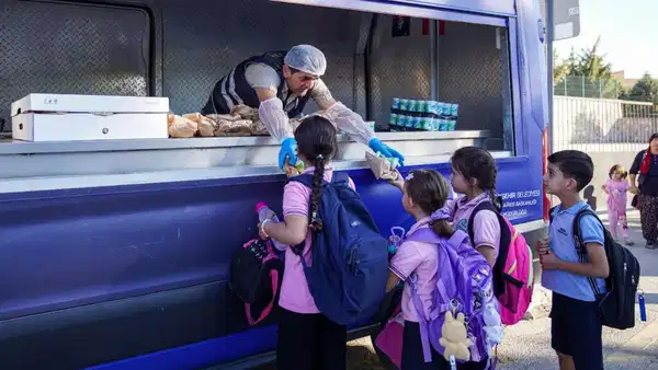 İzmir Büyükşehir'den Öğrencilere Ücretsiz Yemek Desteği