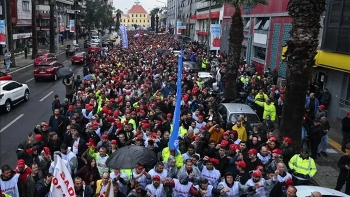 İzmir Büyükşehir'de toplu sözleşme krizi: 3 bin 500 işçi sokağa indi
