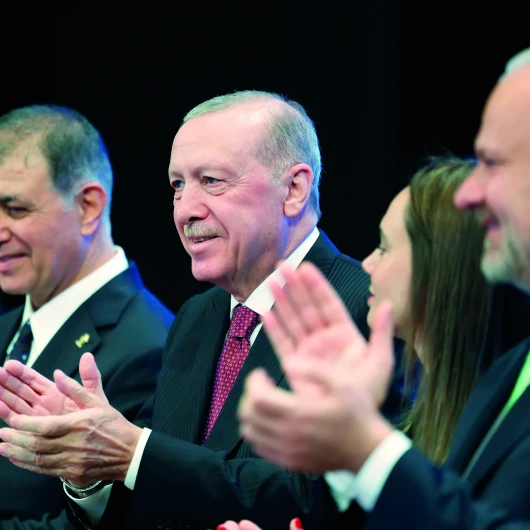 İzmir'de Siyasi Deprem: Cemil Tugay AK Parti'ye Geçti