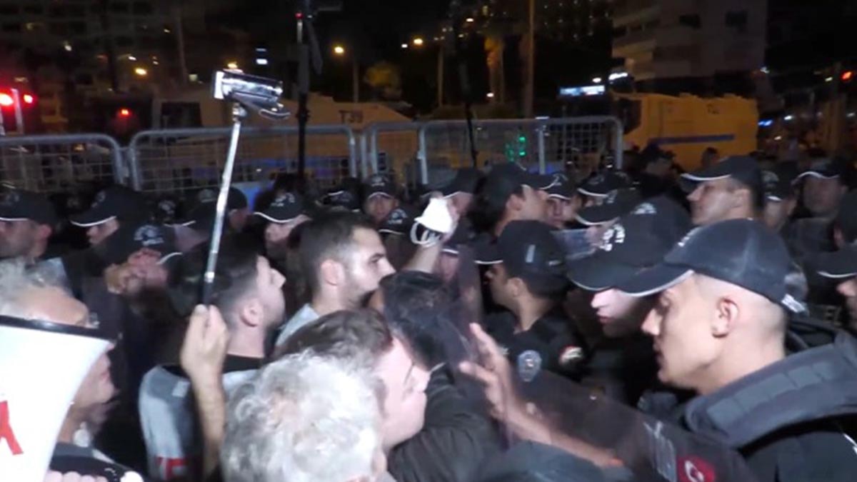 İzmir'de Cemil Tugay Protestosuna Polis Müdahalesi
