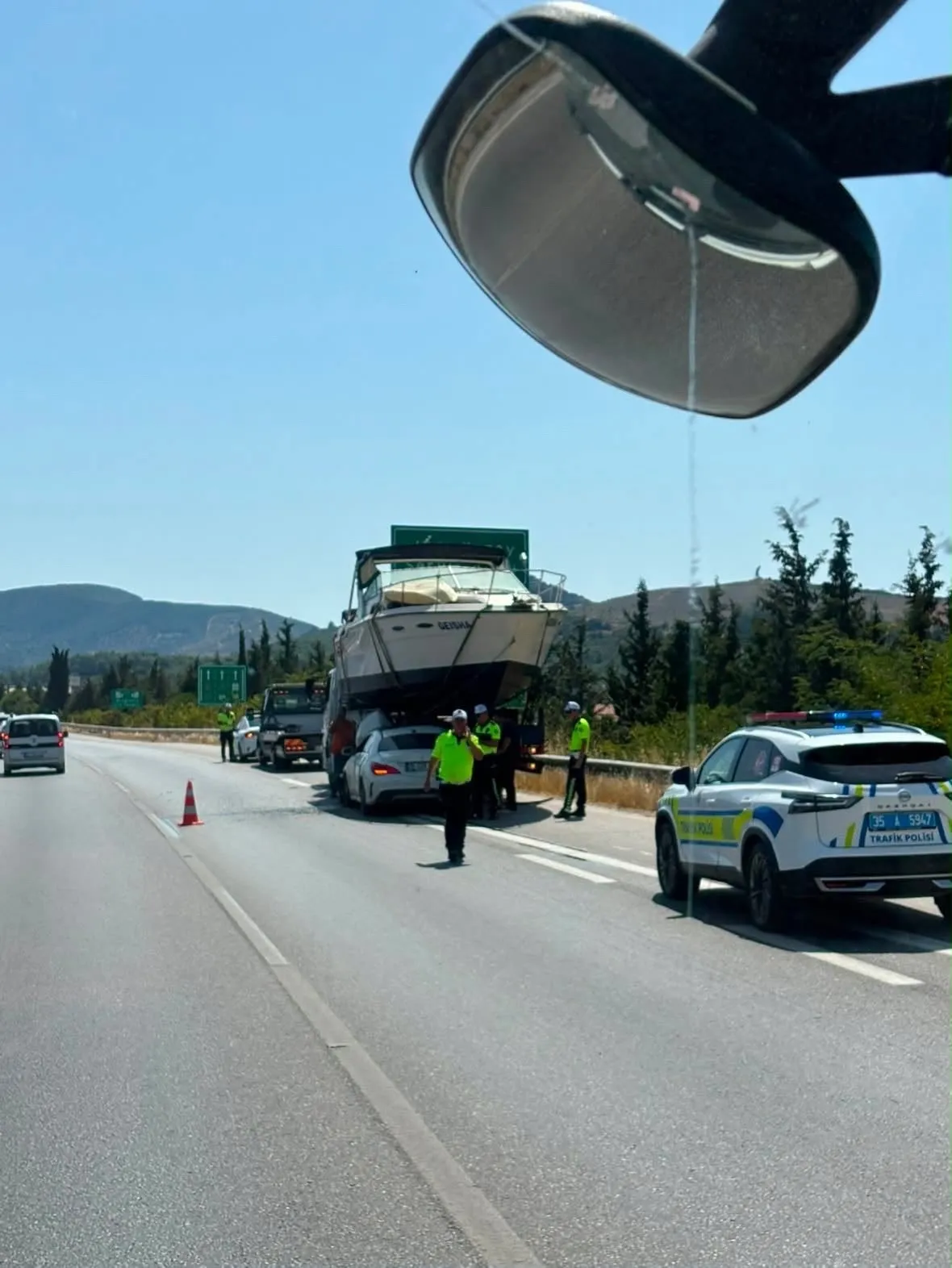 İzmir-Çeşme Otoyolu'nda Otomobil Teknenin Altına Girdi: Trafik Kontrol Altına Alındı