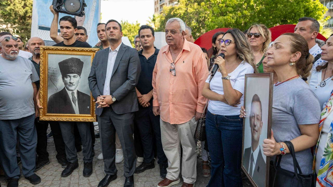 İzmir'de CHP'de Toplu İstifa: 10 İlçe Örgütü Partiden Ayrıldı
