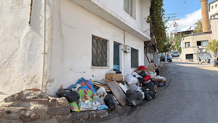 İzmir'de Çöp Ev Kabusu: Mahalleli İsyan Etti