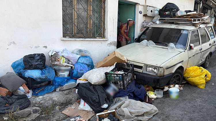 İzmir'de 'çöp ev' isyanı: Kokudan ve haşerelerden bunaldılar