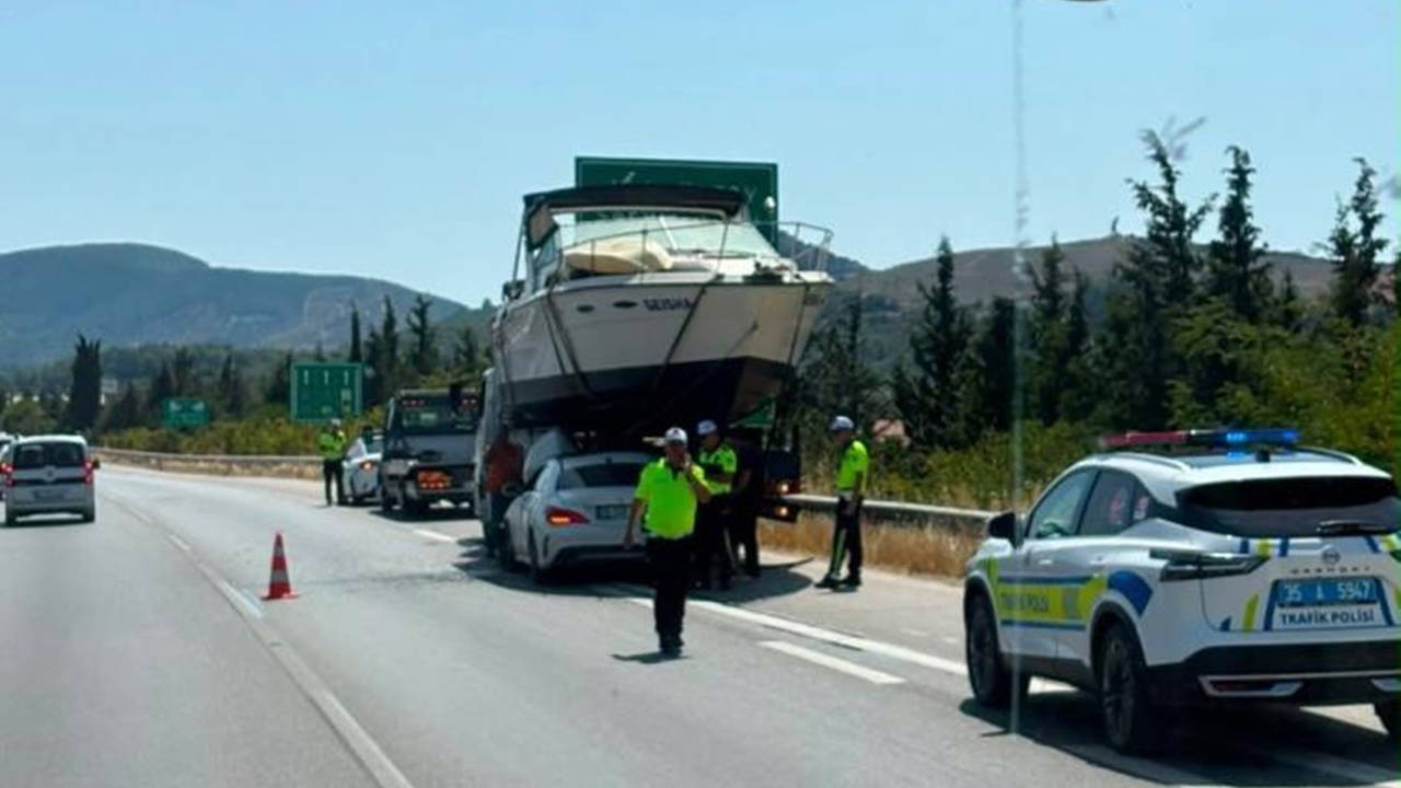İzmir’de İlginç Kaza: Otomobil Tekneye Arkadan Çarptı