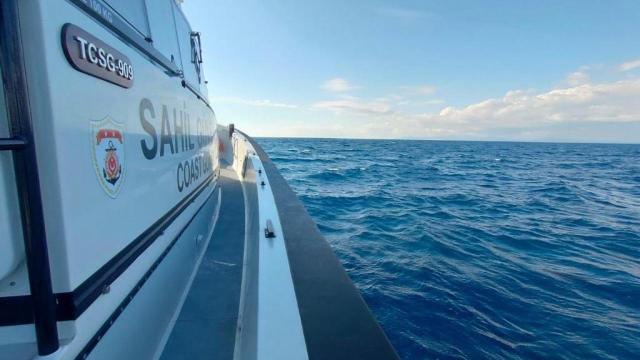 İzmir'de denizde sürüklenen 1'i bebek 5 kişi kurtarıldı