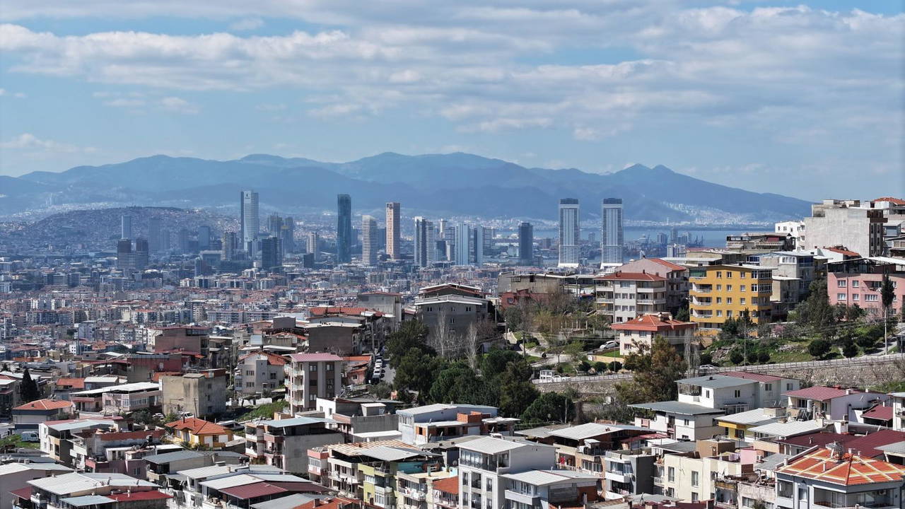 İzmir Depreme Hazırlanıyor: 40 Fay Zonu ve 118 Bin Yapı Mercek Altında