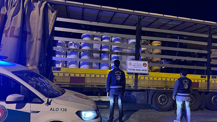 İzmir'de dev kaçak tütün operasyonu: 125,4 milyon TL'lik malzeme ele geçirildi