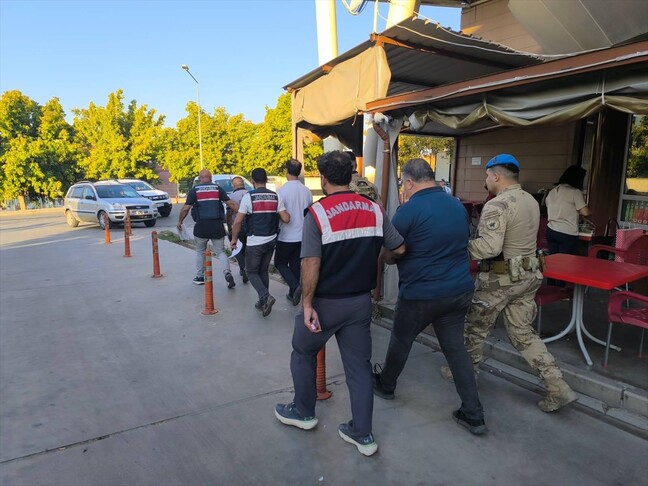İzmir'de FETÖ Operasyonu: 21 Şüpheli Gözaltında