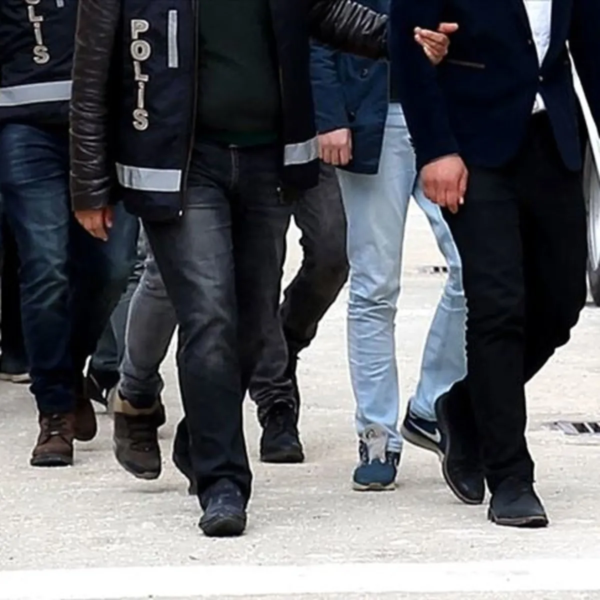İzmir'de FETÖ soruşturmasında 78 şüpheliye gözaltı kararı
