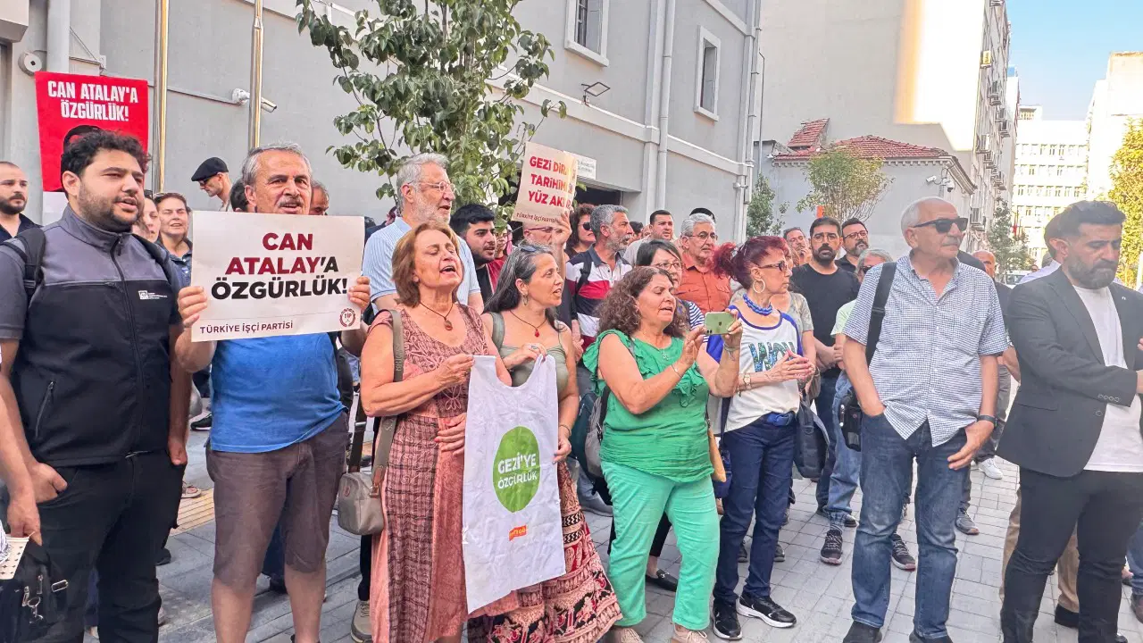 İzmir'de Gezi tutukluları için adalet nöbeti: 1500 gündür özgürlük çağrısı