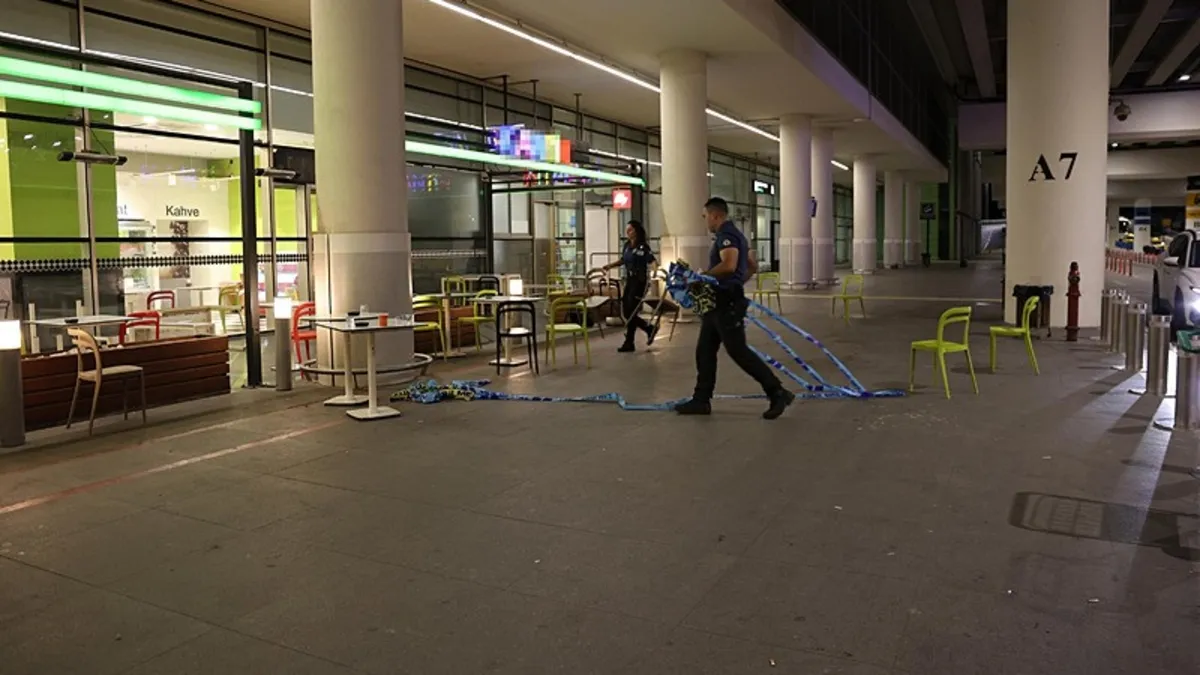 İzmir Havalimanında Bıçaklı Saldırı: 4 Polis Yaralandı
