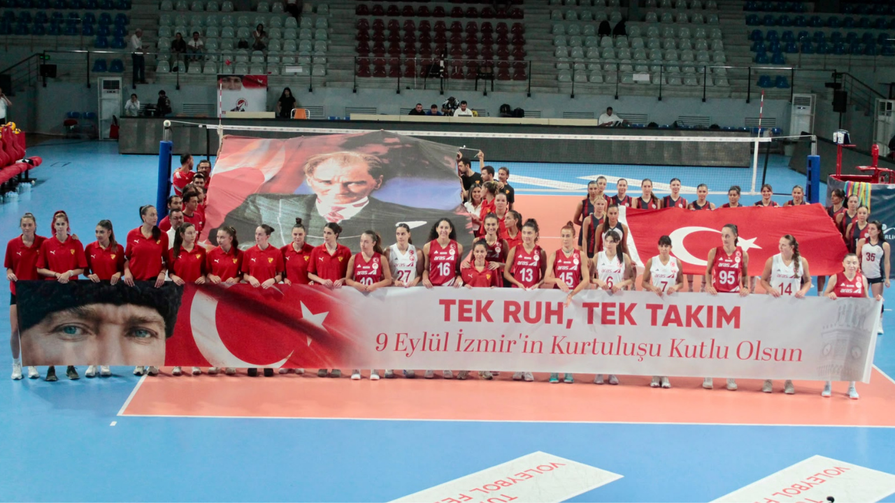 İzmir'de Kadın Voleybolcular Kurtuluş İçin Dostluk Maçında Buluştu