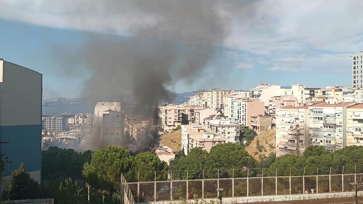 İzmir Karabağlar'da Okul Çatısında Yangın: Kontrol Altına Alındı
