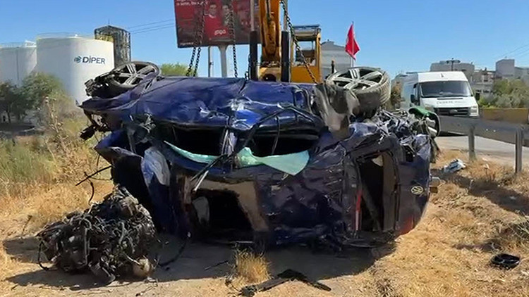 İzmir Kemalpaşa'da feci kaza: Otomobil şarampole yuvarlandı, 1 ölü, 2 yaralı