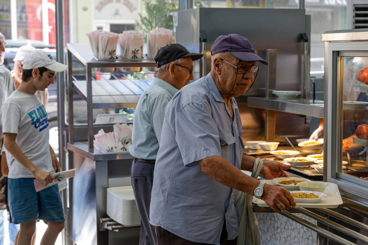 İzmir'de Kent Lokantası'nın yedincisi açıldı: 25 liraya 4 çeşit yemek