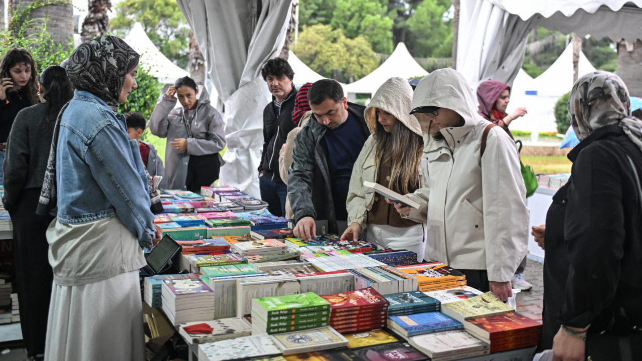 İzmir Kitap Fuarı Dokuz Günlük Edebiyat Şöleniyle Sona Erdi