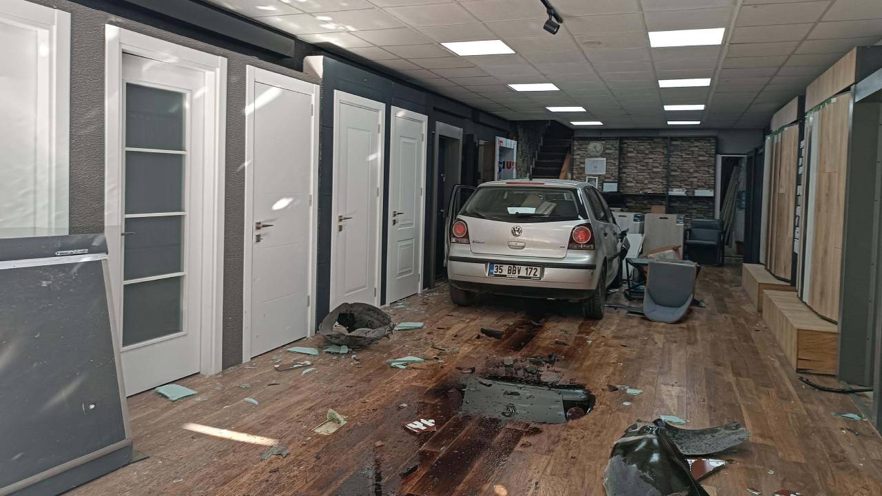 İzmir Konak'ta kontrolden çıkan otomobil iş yerine daldı